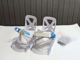 10577103100 Burton Grom Snowboard Bindings Kids Youth Size Medium Us 1k - 3k White Used