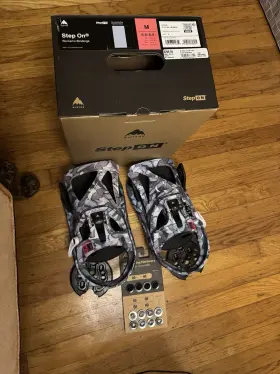 17284110402 Burton Step On Women S Bindings 6.5-8.6 Medium. Blue And White Butterflyies
