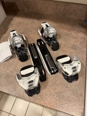 Salomon 887850976026 Warden 11 Alpine Ski Bindings Silver / White 90mm Brake