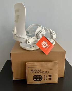 Union 810107800362 Legacy Womens Snowboard Bindings White Med Logo 2023/2024